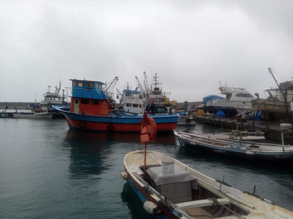 Fırtına nedeniyle balık&ccedil;ılar limana sığındı
