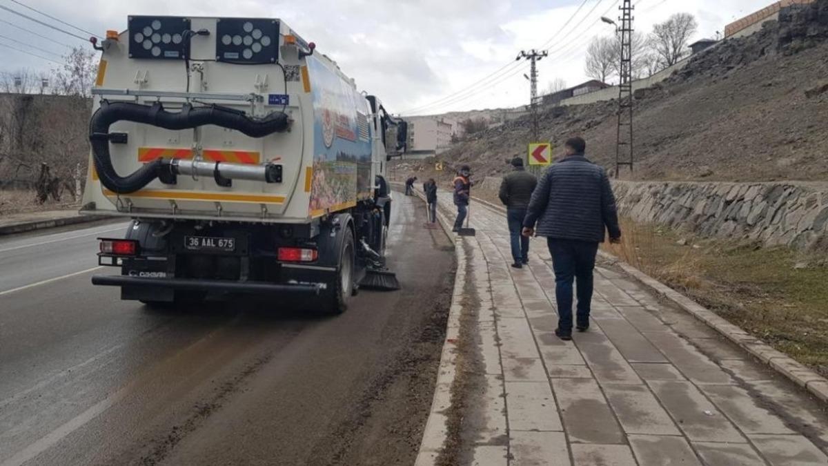 Kars&rsquo;ta belediyeden bahar temizliği!