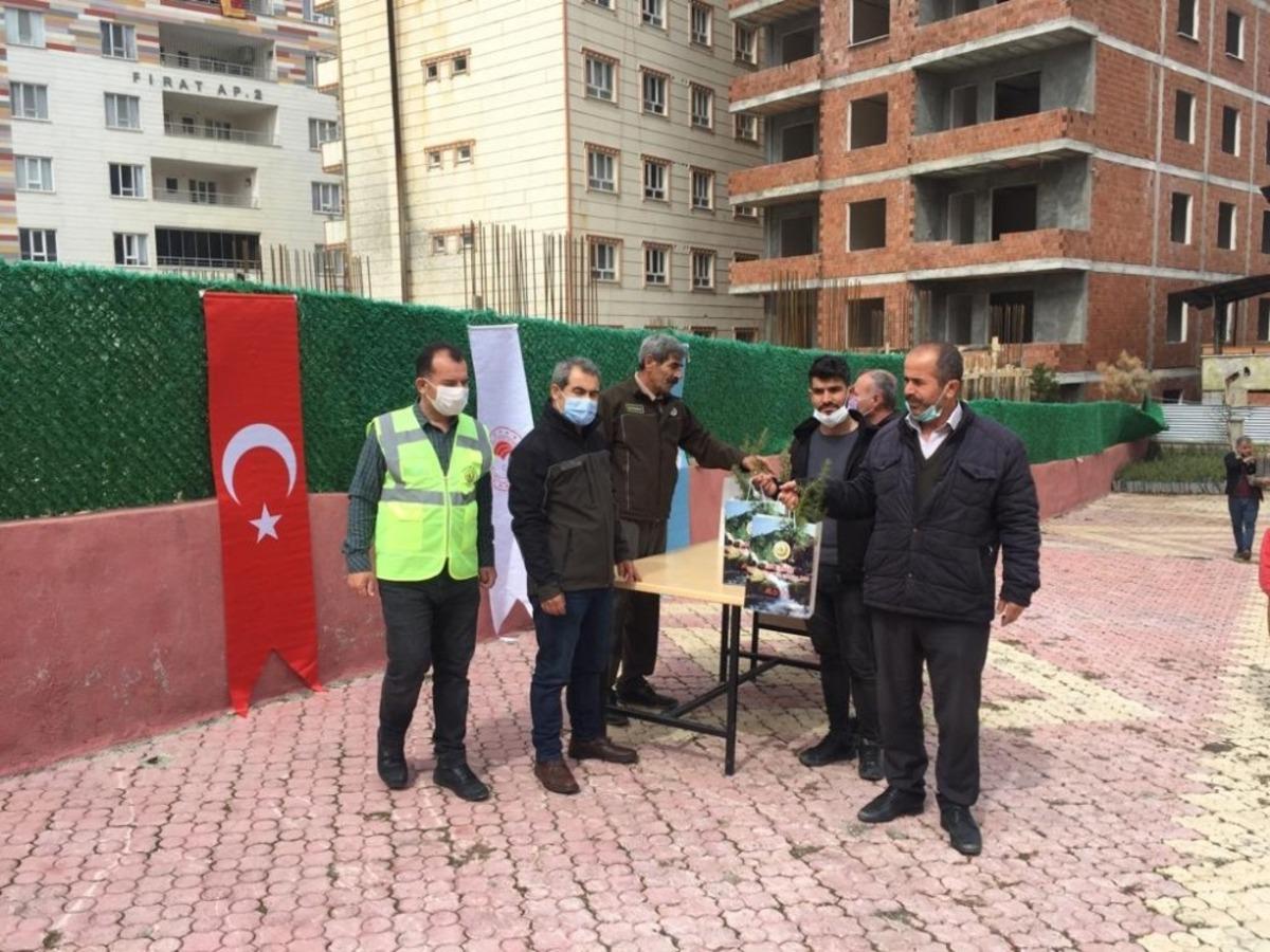 Sason&rsquo;da vatandaşlara bin 500 adet fidan dağıtıldı