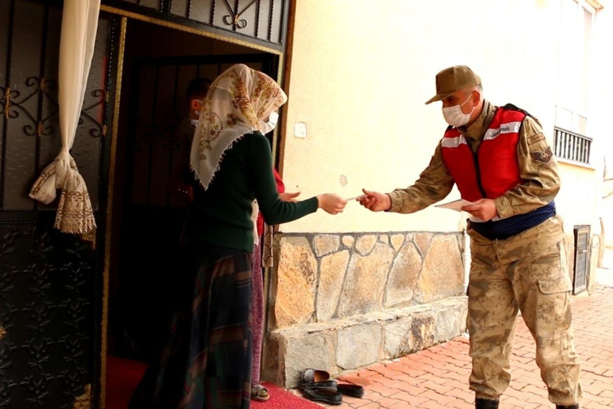 Jandarma ekipleri ev ev dolaşarak vatandaşı bilgilendiriyor