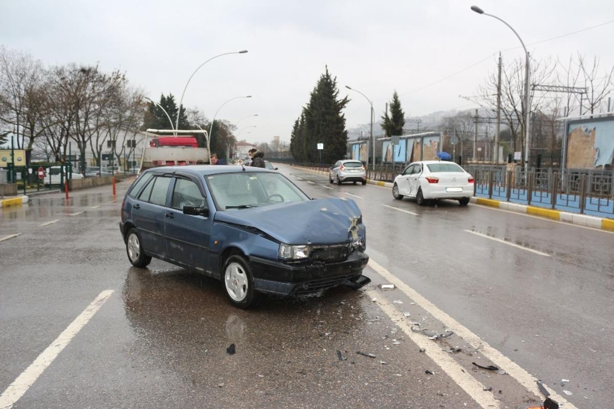 U d&ouml;n&uuml;ş&uuml; yapmak isterken kazaya sebep oldu: 3 yaralı