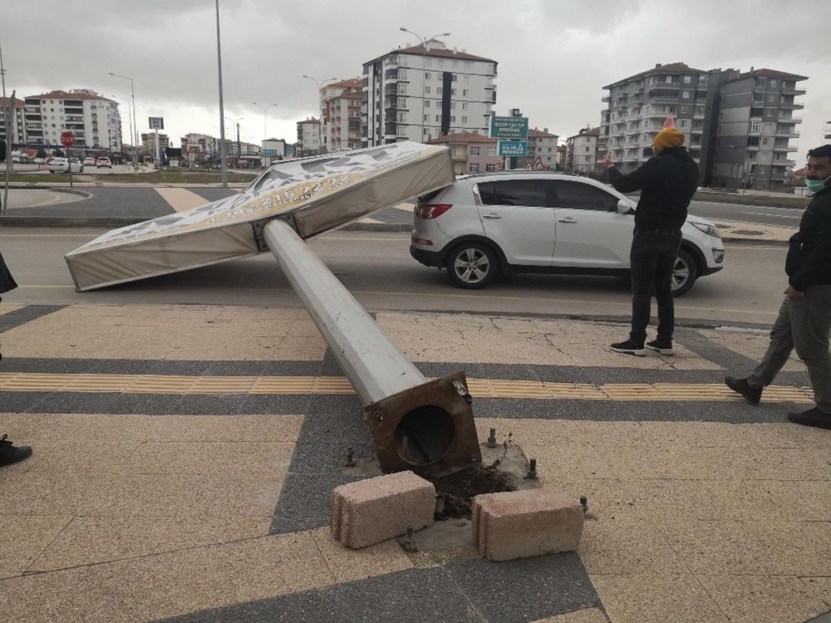 Aksaray&rsquo;da fırtına &ccedil;atıları u&ccedil;urdu, ağa&ccedil;ları devirdi