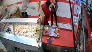 İş yerine saldırarak çalışanları darp ettiler