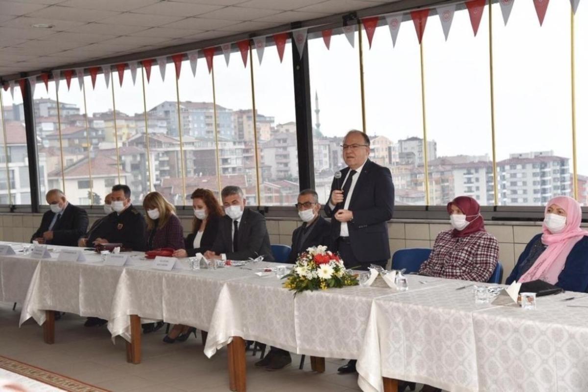 Vali Tutulmaz Huzurevinde yaşlılar ile bir araya geldi