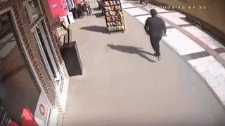 Rüzgarla sürüklenen cips standı market sahibini peşinden sürükledi