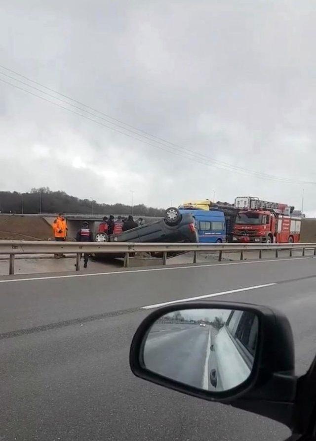 Yağmur sebebi ile kayganlaşan yolda kontrolden çıkarak takla attı: 1 yaralı