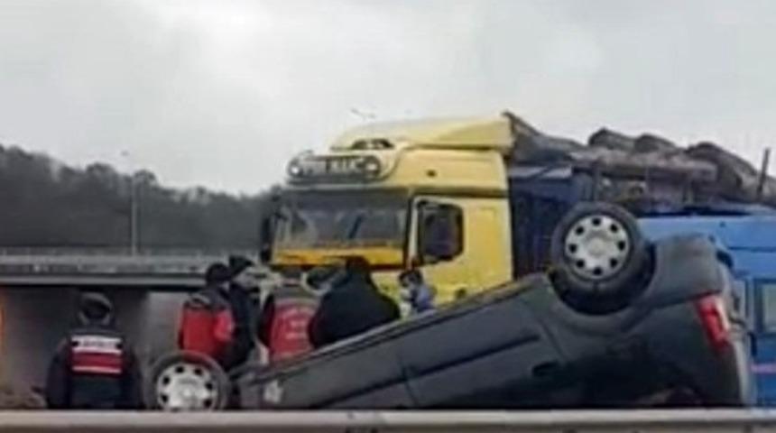 Yağmur sebebi ile kayganlaşan yolda kontrolden &ccedil;ıkarak takla attı: 1 yaralı