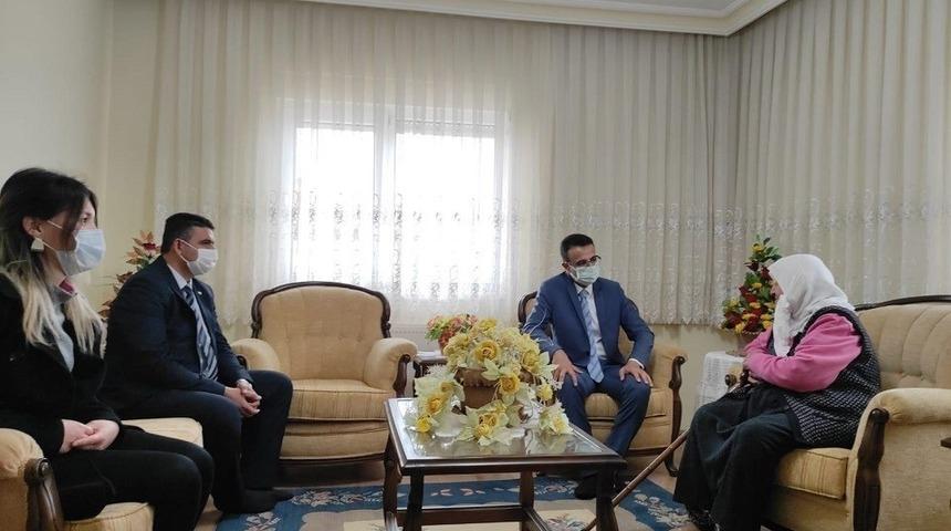 Kaymakam Akpay&rsquo;dan asırlık nineye ziyaret