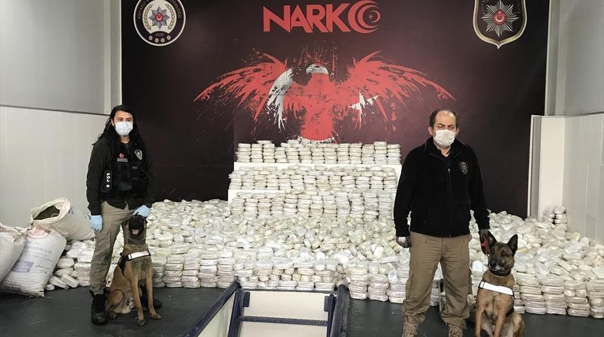 Kocaeli'de yük gemisine operasyon: 3 ton 860 kilogram toz esrar ve 100 bin uyuşturucu hap ele geçirildi