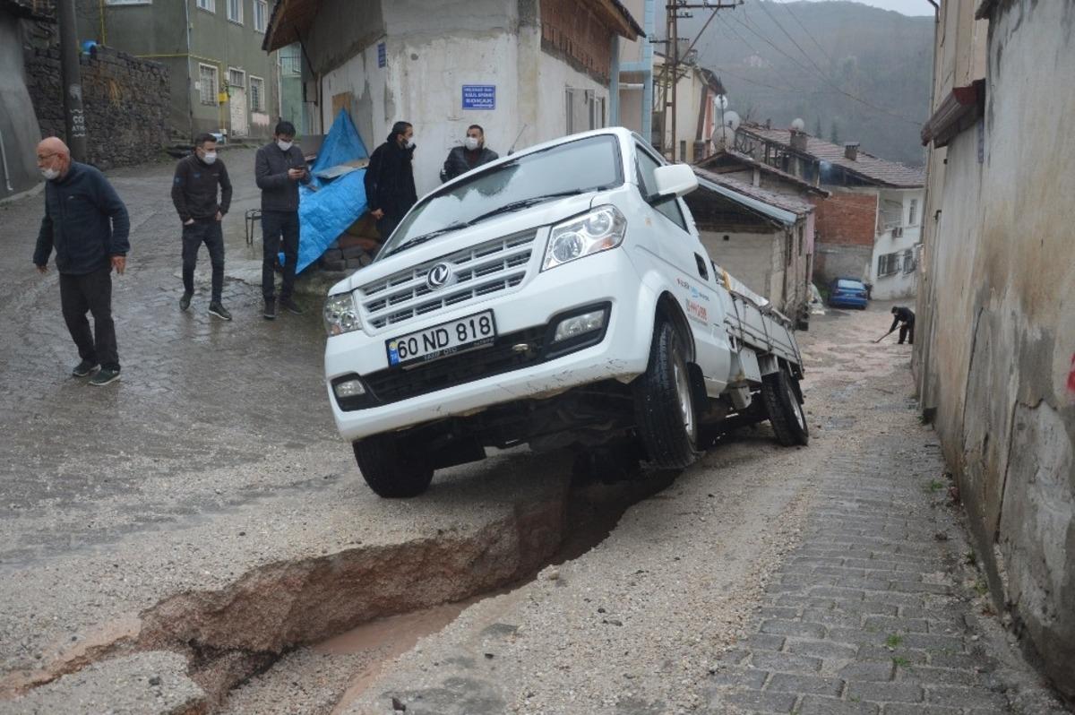 &Ccedil;ukura d&uuml;şen kamyonet şaha kalktı