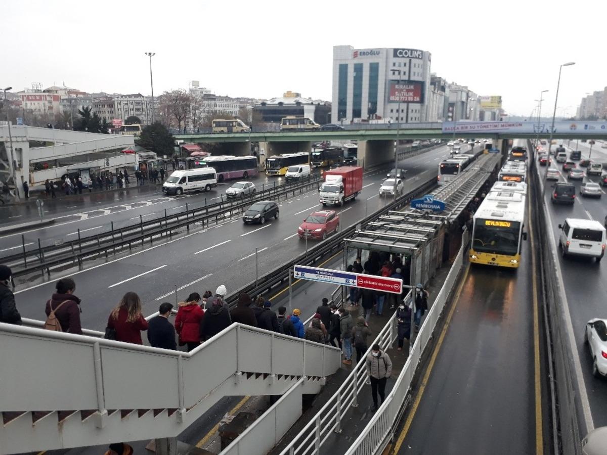 Metrob&uuml;ste dikkat &ccedil;eken yoğunluk