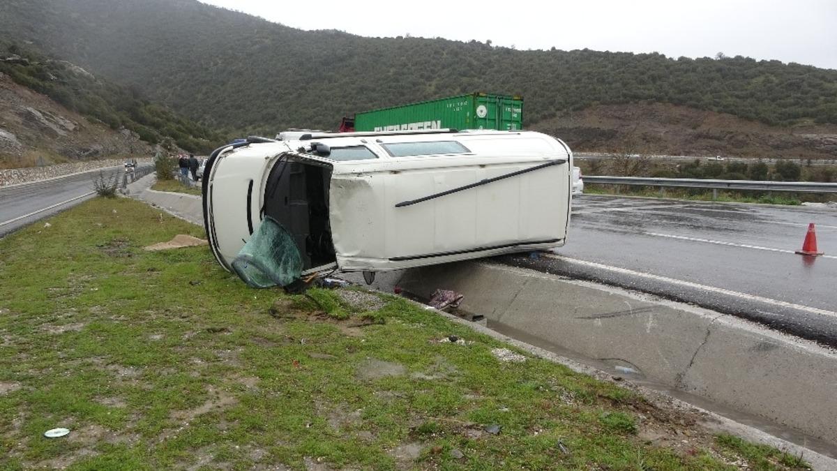 Ticari ara&ccedil; devrildi, biri &ccedil;ocuk 3 kişi yaralandı