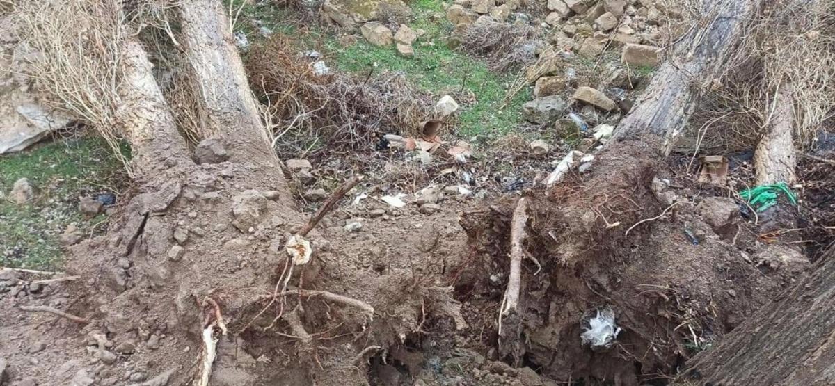 Nevşehir&rsquo;de fırtına minarenin alemini u&ccedil;urdu