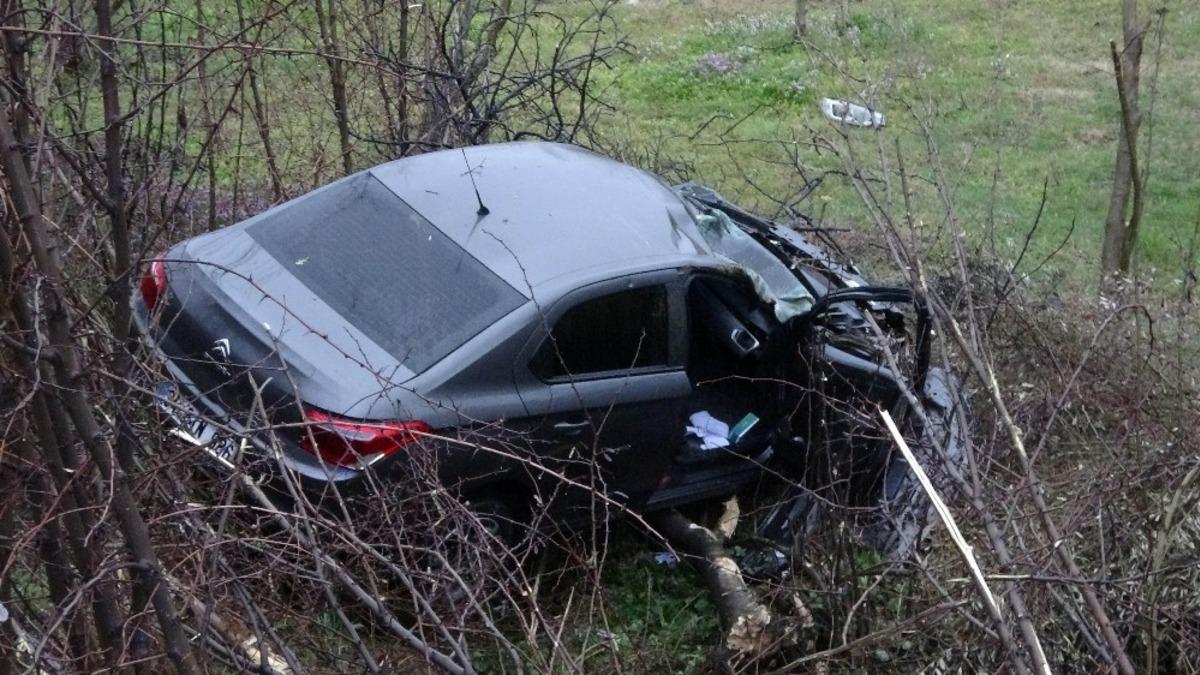 Şarampole yuvarlanan otomobilin s&uuml;r&uuml;c&uuml;s&uuml; &ouml;l&uuml;mden d&ouml;nd&uuml;