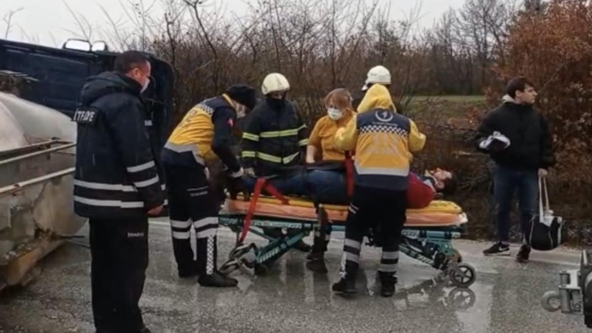 Yenisehir-Bilecik yolunda beton mikseri devrildi, ara&ccedil; kuyrukları oluştu