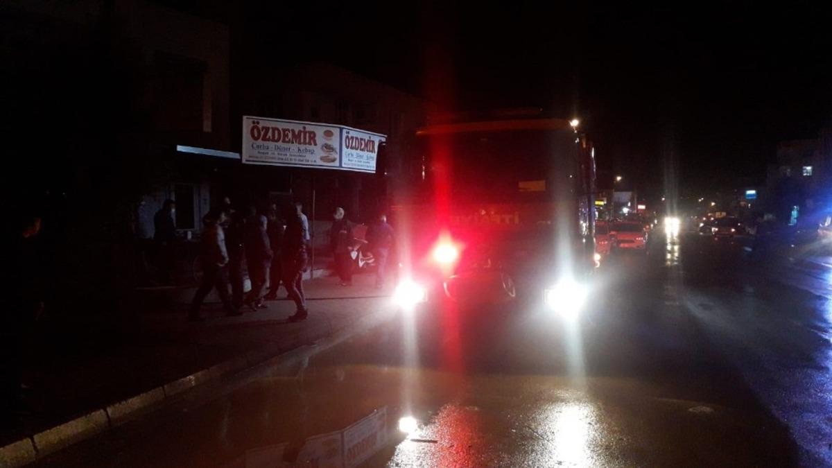 Adana&rsquo;nın Kozan il&ccedil;esinde m&uuml;stakil bir evde hen&uuml;z belirlenemeyen bir nedenle patlama meydana geldi. Patlama sonucu m&uuml;stakil evde yangın &ccedil;ıkarken, evde bulunan 2&rsquo;si &ccedil;ocuk 3 kişi ağır yaralandı. Yaralılar Adana Şehir Hastanesine kaldırıldı. İtfaiye ekipleri