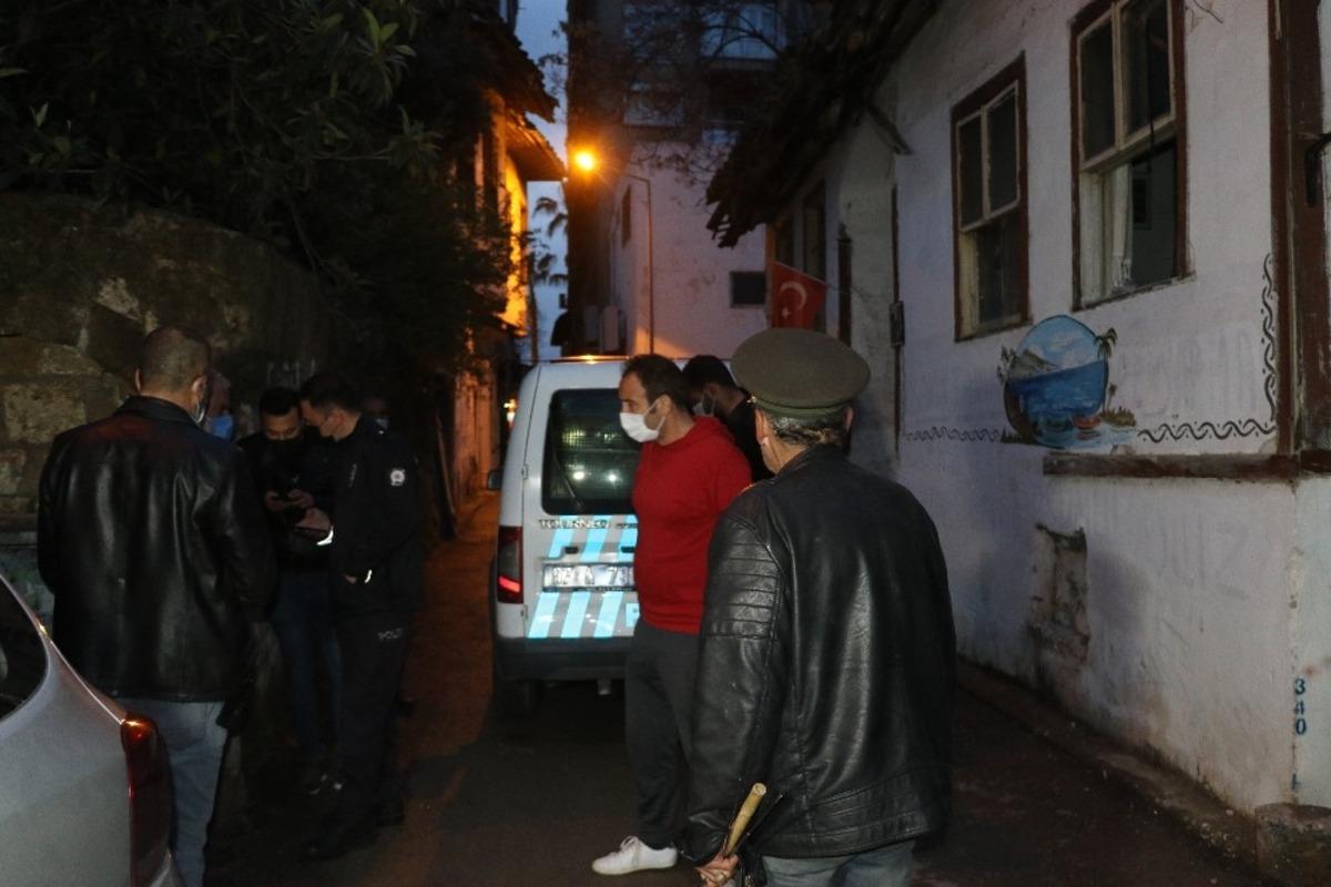 Ziyarete geldiği arkadaşını evinde &ouml;l&uuml; buldu