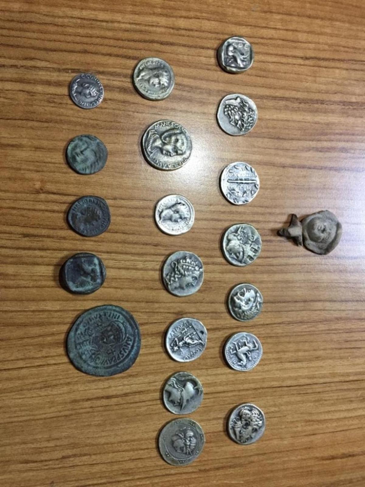 Bergama&rsquo;da tarihi eser paralar ele ge&ccedil;irildi