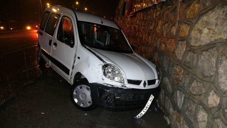 Otomobil hafif ticari araca çarptı: 1 yaralı G5