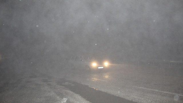 Denizli-Antalya karayolunda etkili olan kar ve sis ulaşımı olumsuz etkiledi