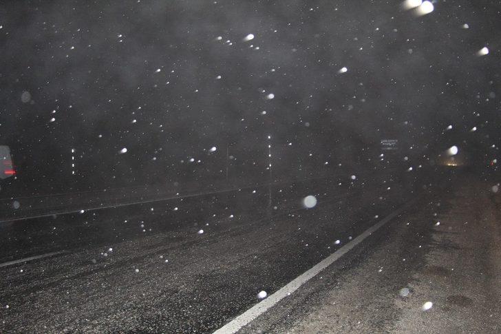 Denizli-Antalya karayolunda etkili olan kar ve sis ulaşımı olumsuz etkiledi G3