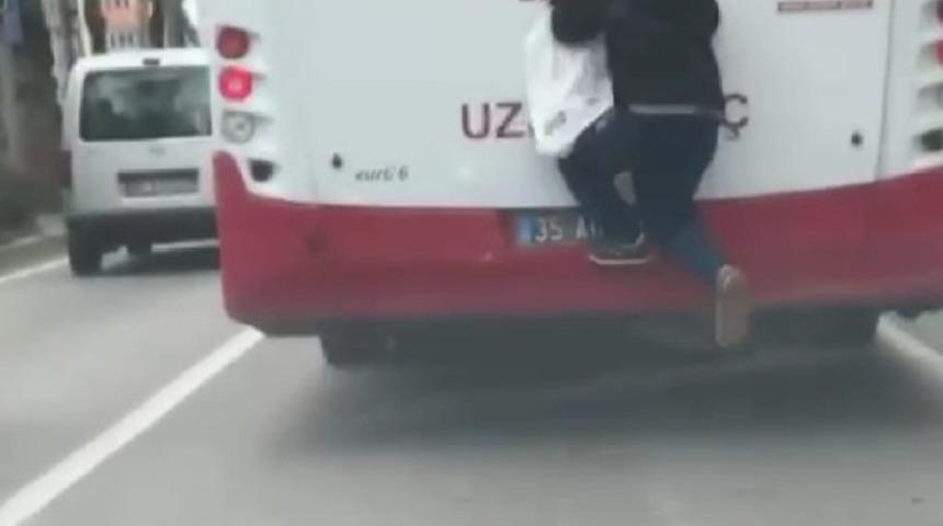 Hareket halindeki otob&uuml;se tutunarak canını hi&ccedil;e saydı