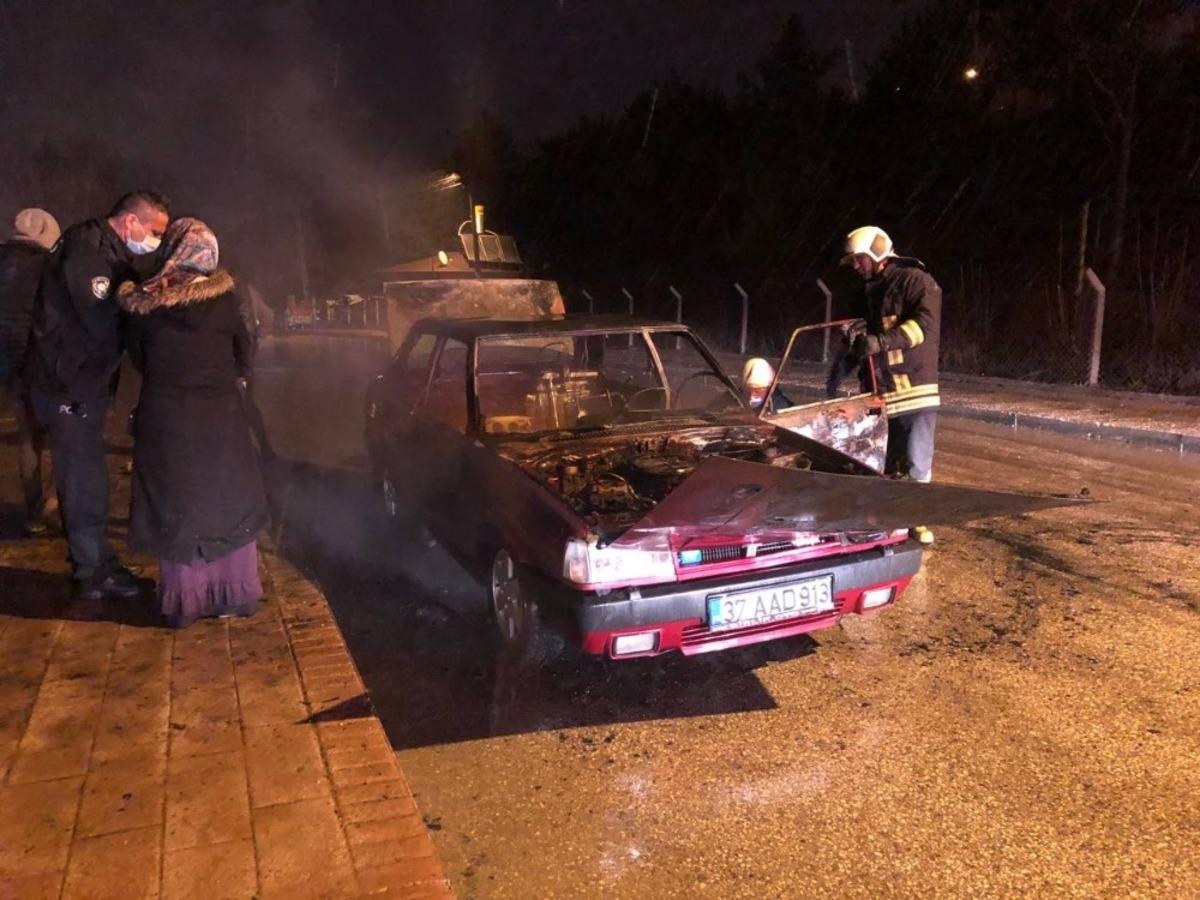 Seyir halindeki iki otomobil yanarak kullanılamaz hale geldi