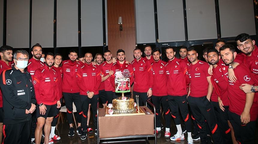 Milli Takım kampında Ozan Tufan'ın doğum günü kutlandı