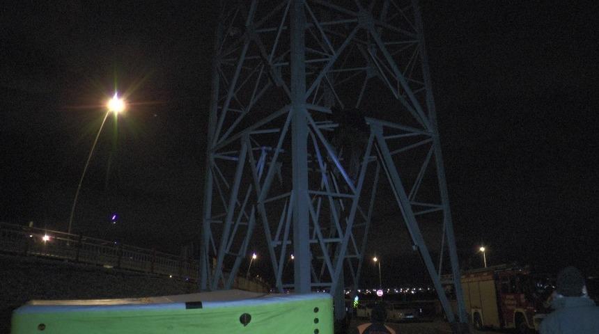 Boşanma aşamasında olan adam yüksek gerilim direğine çıktı