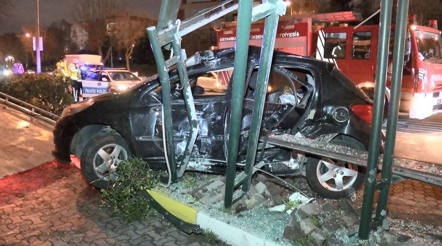 İstanbul'da feci kaza! Otomobil otob&uuml;s durağına daldı
