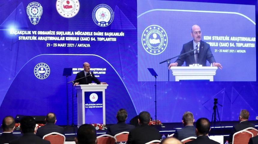Bakan Soylu 'Bizimkiler yine avlanmaya çıktı ve bir av yakaladı' diyerek dev operasyonu duyurdu