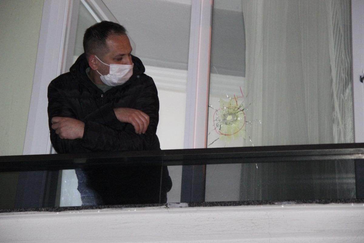 Lokaldeki kavgada havaya ateş a&ccedil;tı, kuşunlar yemek yiyen ailenin evine isabet etti