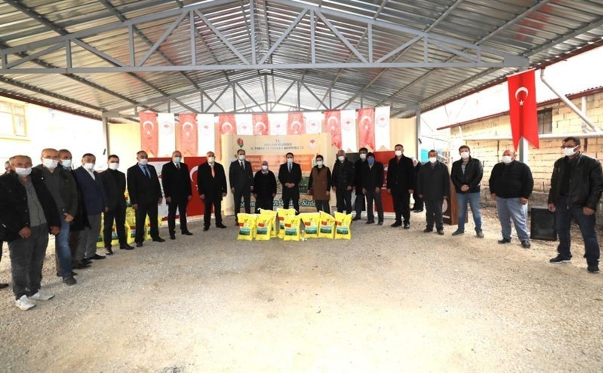 Amasya&rsquo;da &ccedil;ift&ccedil;ilere 20 ton yonca tohumu dağıtıldı