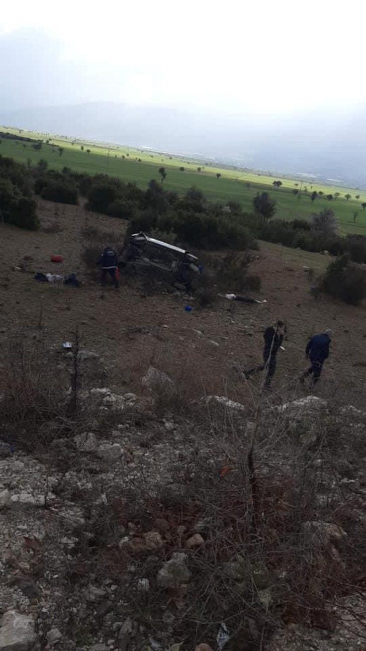 Şarampole uçan araçta 2 kişi öldü 3 kişi yaralandı G3