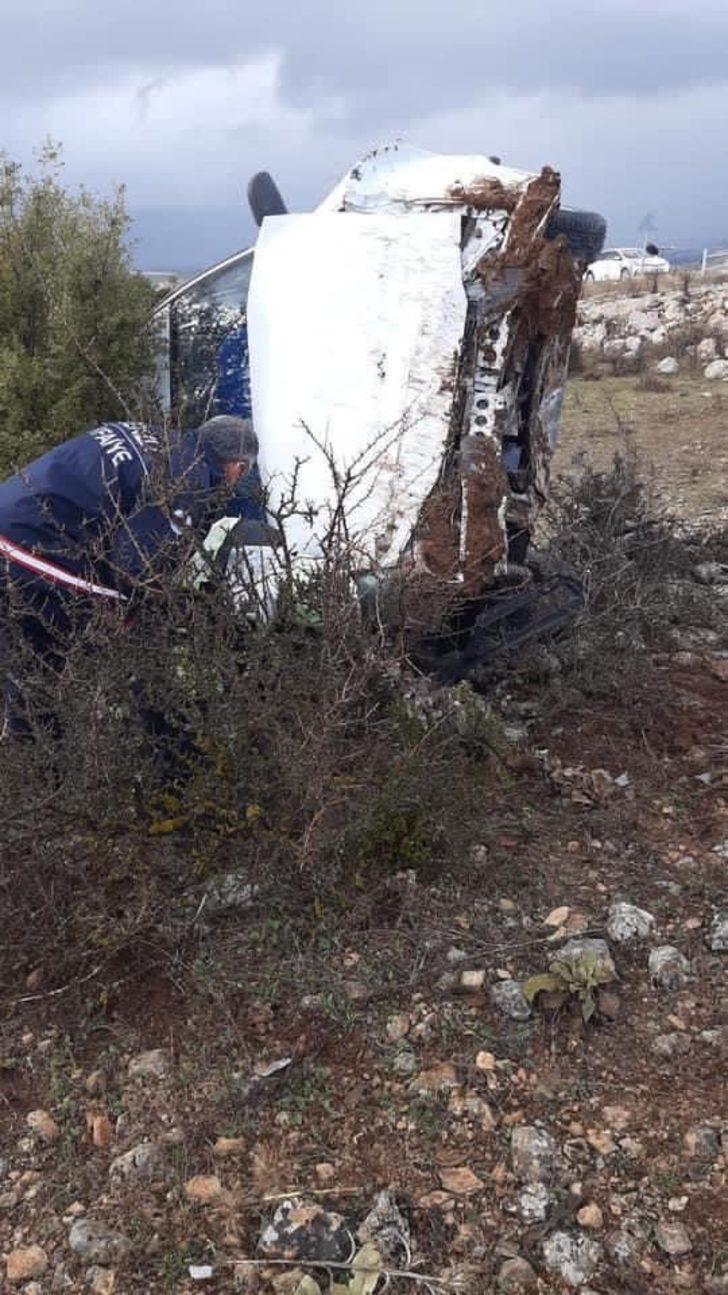 Şarampole uçan araçta 2 kişi öldü 3 kişi yaralandı G4