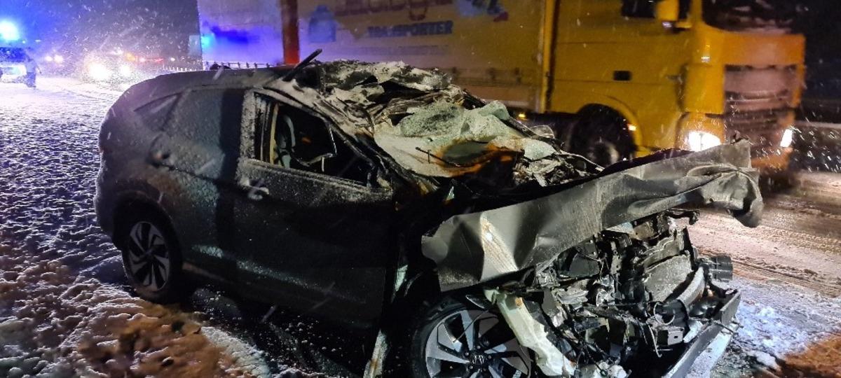 Tıra arkadan &ccedil;arpan otomobilin s&uuml;r&uuml;c&uuml;s&uuml; &ouml;l&uuml;mden d&ouml;nd&uuml;
