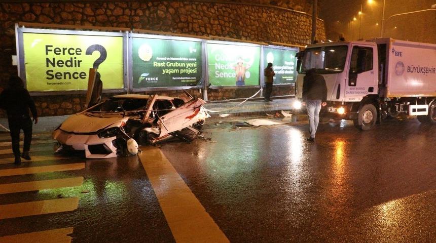 Başkent&rsquo;te l&uuml;ks otomobil kar k&uuml;reme aracına &ccedil;arparak hurdaya d&ouml;nd&uuml;: 2 yaralı