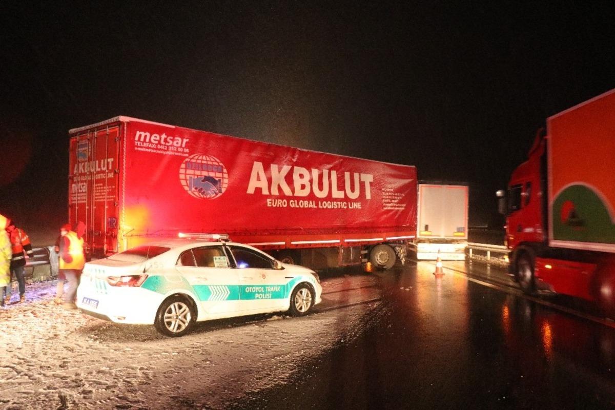 TEM&rsquo;de, bariyerlere &ccedil;arpan tırın s&uuml;r&uuml;c&uuml;s&uuml; aracın &ouml;n camından yola fırladı