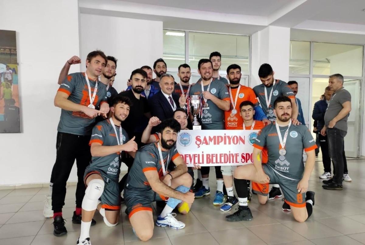 Develi Belediyespor şampiyonluk kupasını kaldırdı