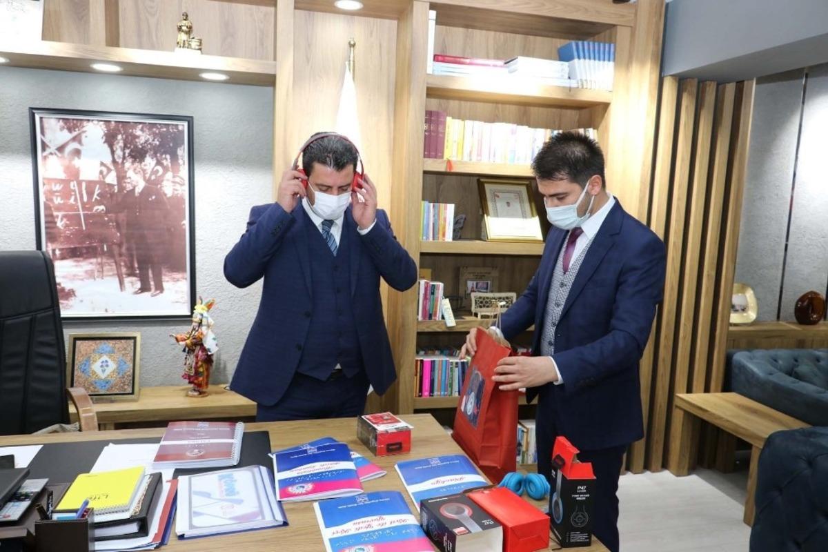 G&ouml;rme engelli &ouml;ğrenciler i&ccedil;in masal seslendirdiler