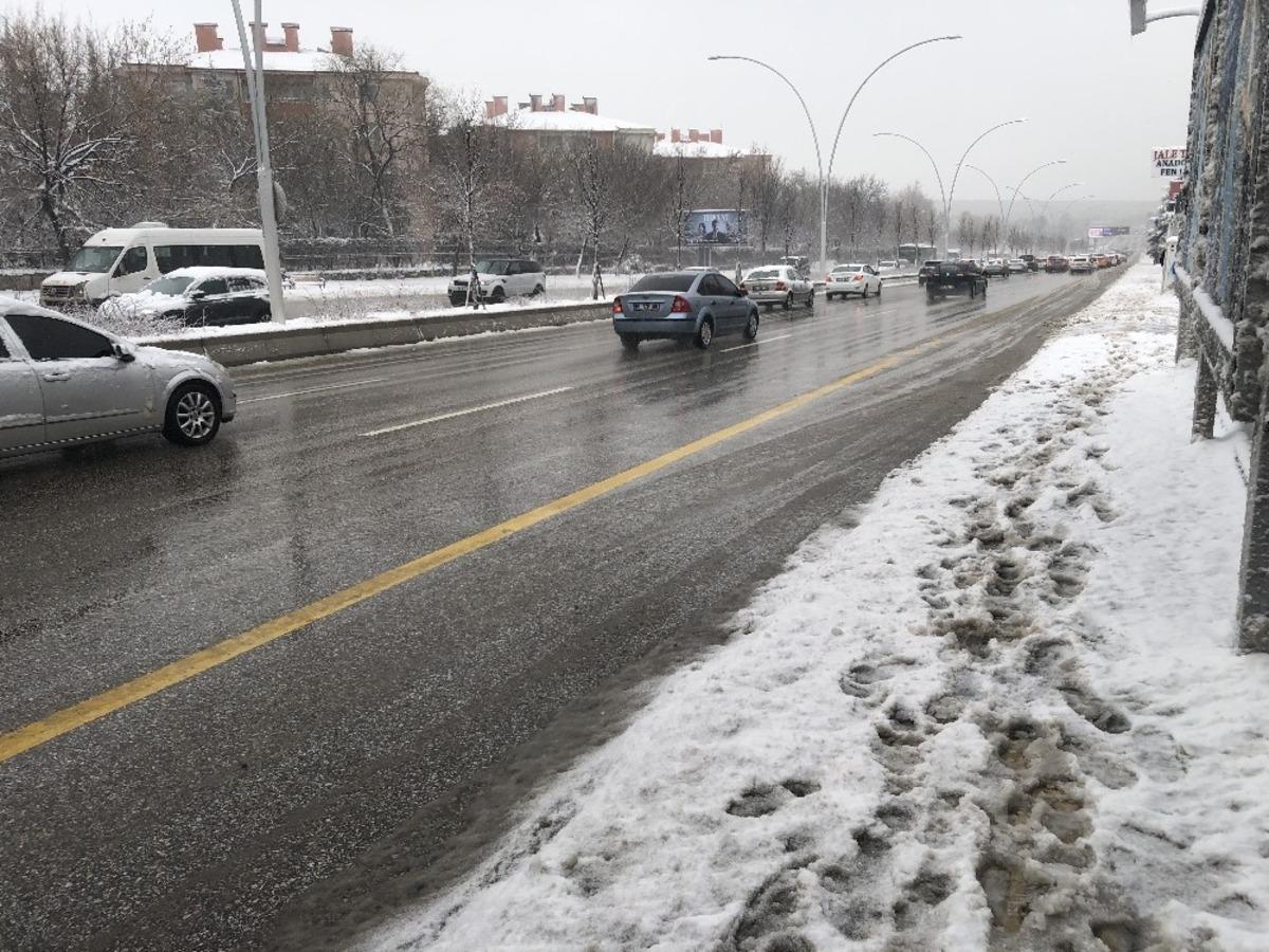 Ankara&rsquo;da yoğun kar yağışı hayatı olumsuz etkiledi