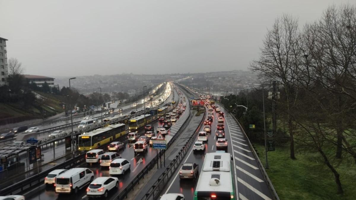 İstanbul&rsquo;da kar yağışı trafiği durma noktasına getirdi