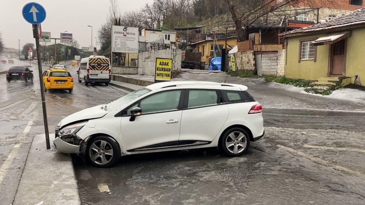 (&Ouml;zel) Şişli&rsquo;de kayan aracın ref&uuml;je &ccedil;arpması kamerada