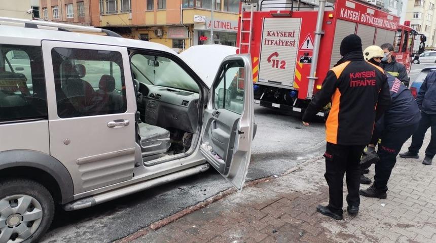 Seyir halindeki ara&ccedil; yandı