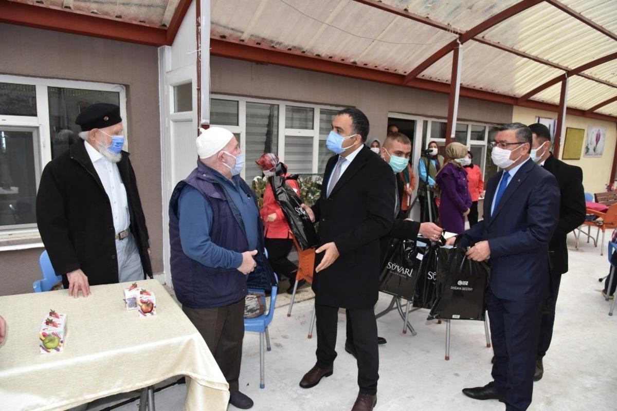 Kaymakam &Ccedil;elik, huzurevi sakinleriyle buluştu