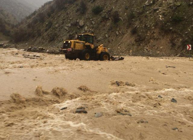 Hakkari-Çukurca karayolu sel nedeniyle kapandı