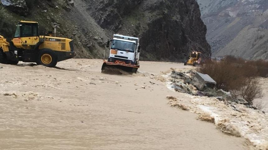 Hakkari-&Ccedil;ukurca karayolu sel nedeniyle kapandı
