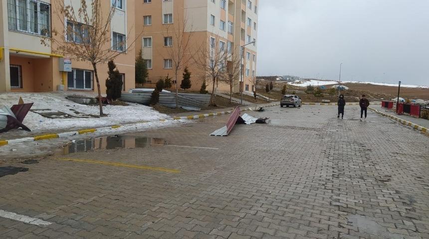 Van&rsquo;da fırtına &ccedil;atıları u&ccedil;urdu