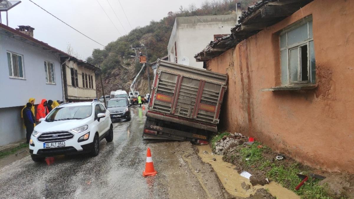 Bursa&rsquo;da tır eve girdi, mahalle elektriksiz kaldı