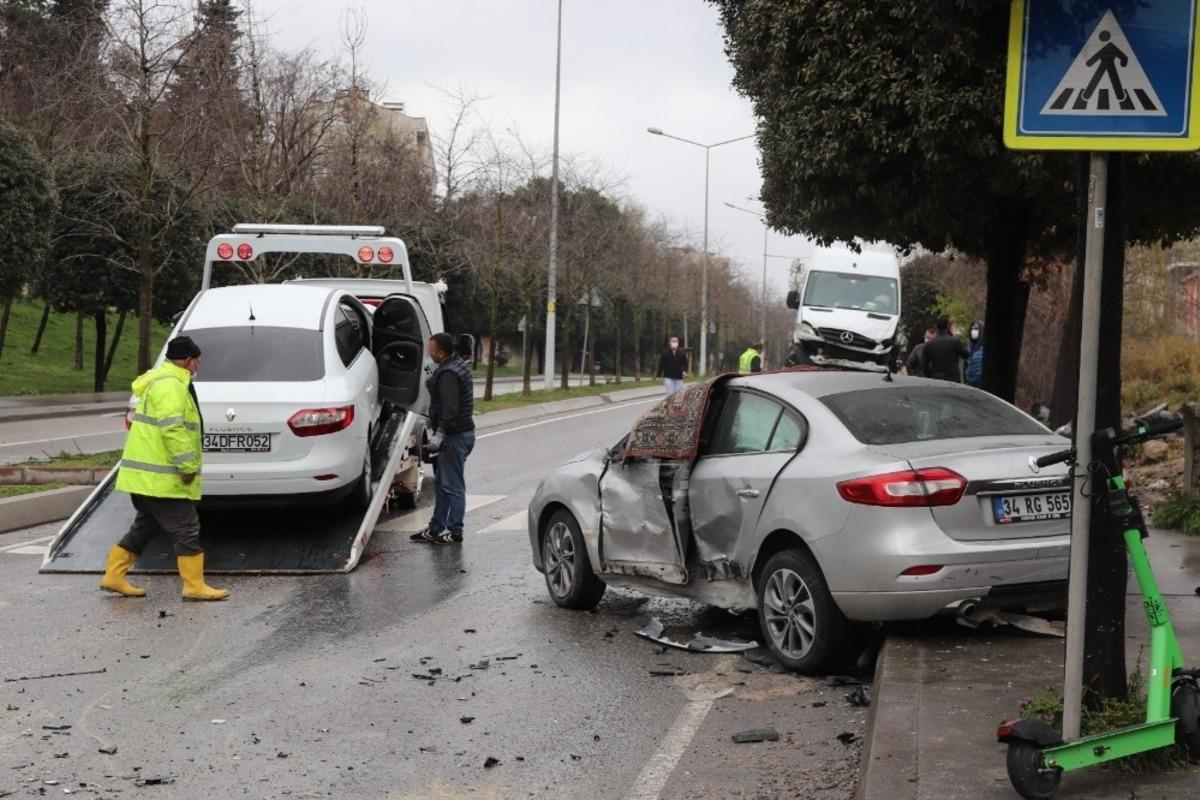 (&Ouml;zel)- &Uuml;mraniye&rsquo;de faciadan d&ouml;n&uuml;ld&uuml;, karşı şeride ge&ccedil;ip 3 araca &ccedil;arptı